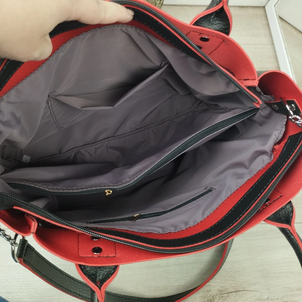 Жіноча сумка чорна з червоним для бізнесу з перегородкою